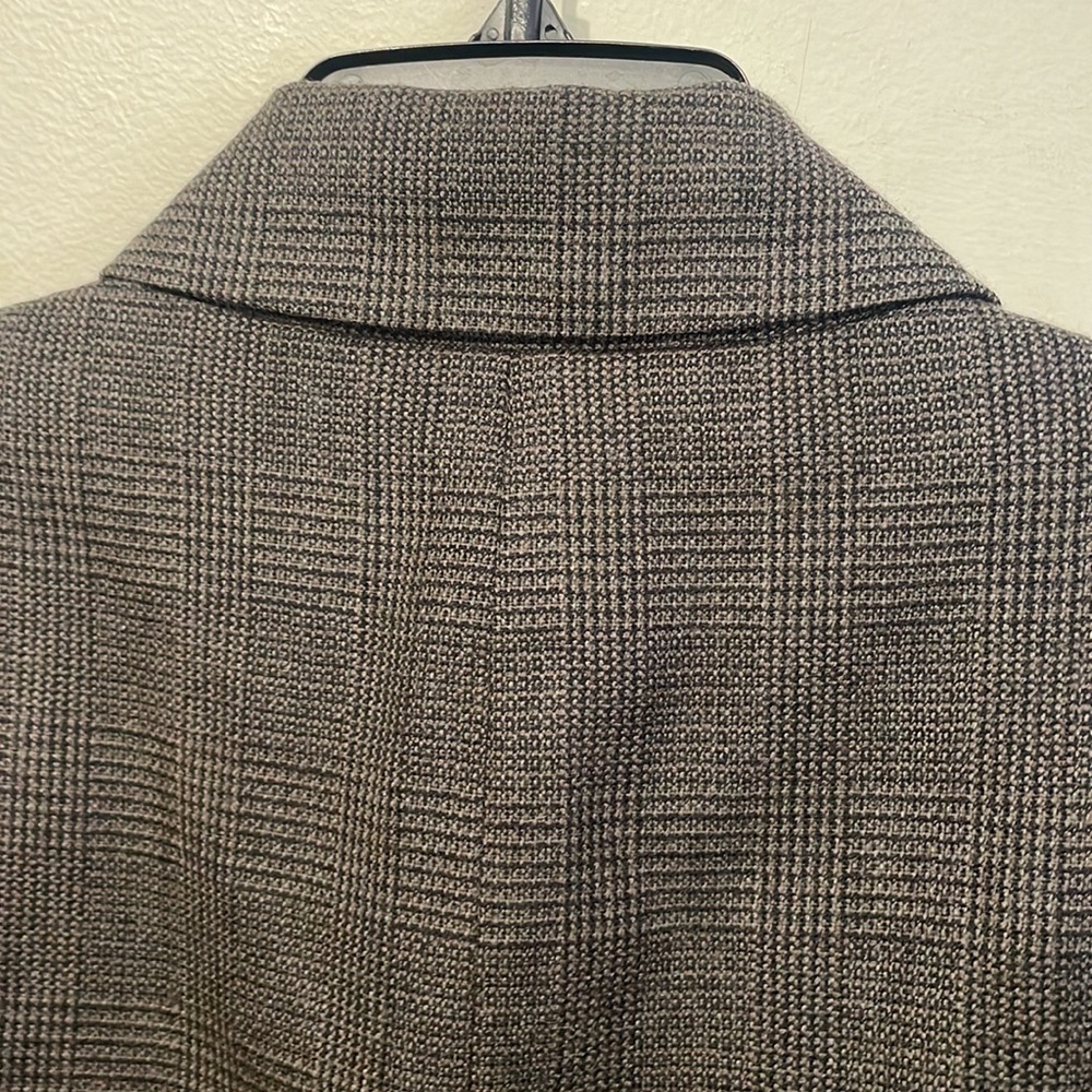 Harvey Bernard Plus Size Woman Jacket View 5
